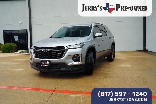 2023 Chevrolet Traverse RS in Sterling Gray Metallic — front three-quarter view